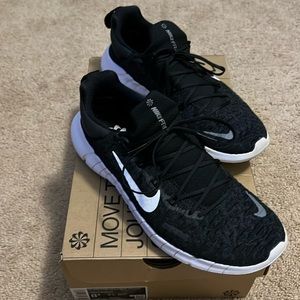 Like new Nike women’s Free Run 5.0 Next Nature Size 8.5 CZ1891-001